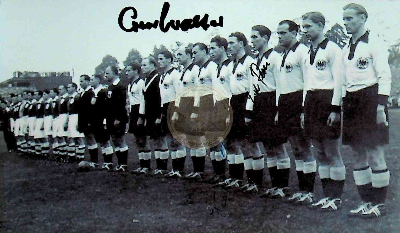 1952 Bild der deutschen Nationalmannschaft vor dem Spiel  gegen Irland mit original Autogrammen von Retter, o. Walter und Röhrig