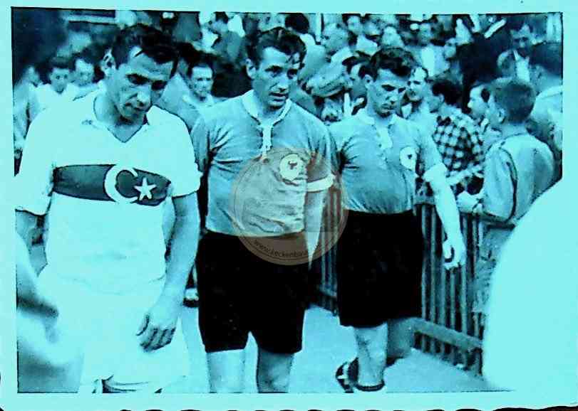 Foto von der WM 1954 Deutschland gegen die Türkei auf der Rückseite mit Autogramm von Fritz Walter