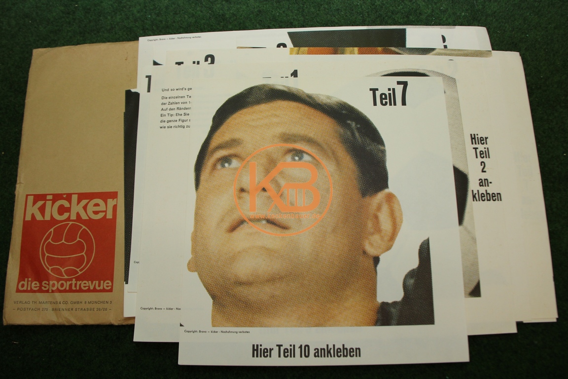 Kicker Starschnitt von Petar Radi Radenkovic aus dem Jahr 1965. Der aus 21 Teilen bestehende 2,25 Meter große Starschnitt ist ungeklebt und noch im original Briefumschlag vom Kicker.
