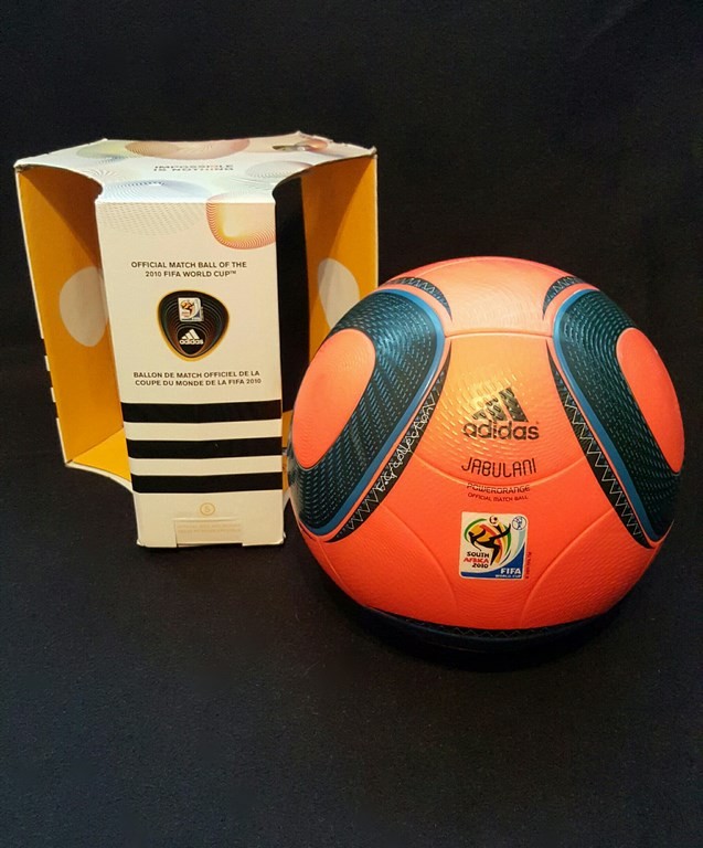 Oranger ADIDAS Jabulani der offizielle Spielball von der WM 2010 in Südafrika mit Originalverpackung.