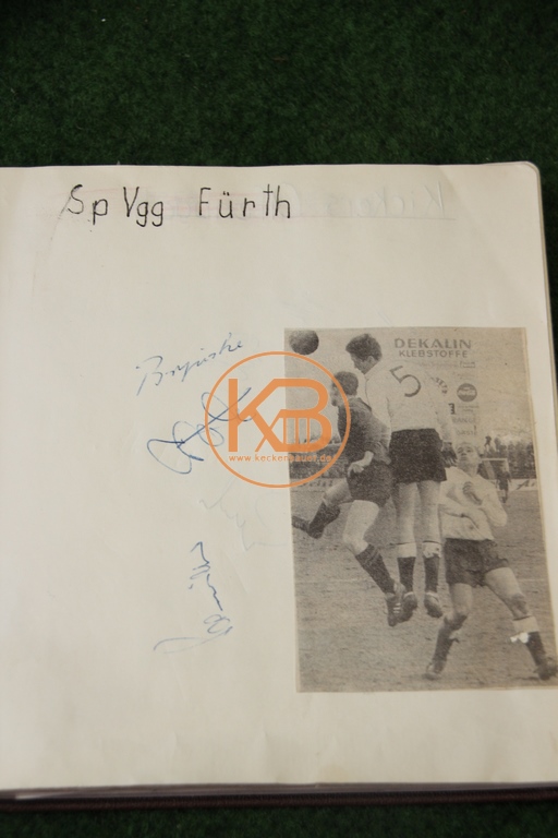 Zeitungsbild von der SpVgg Fürth mit den original Autogrammen der abgebildeten Spielern aus dem Jahr 1963