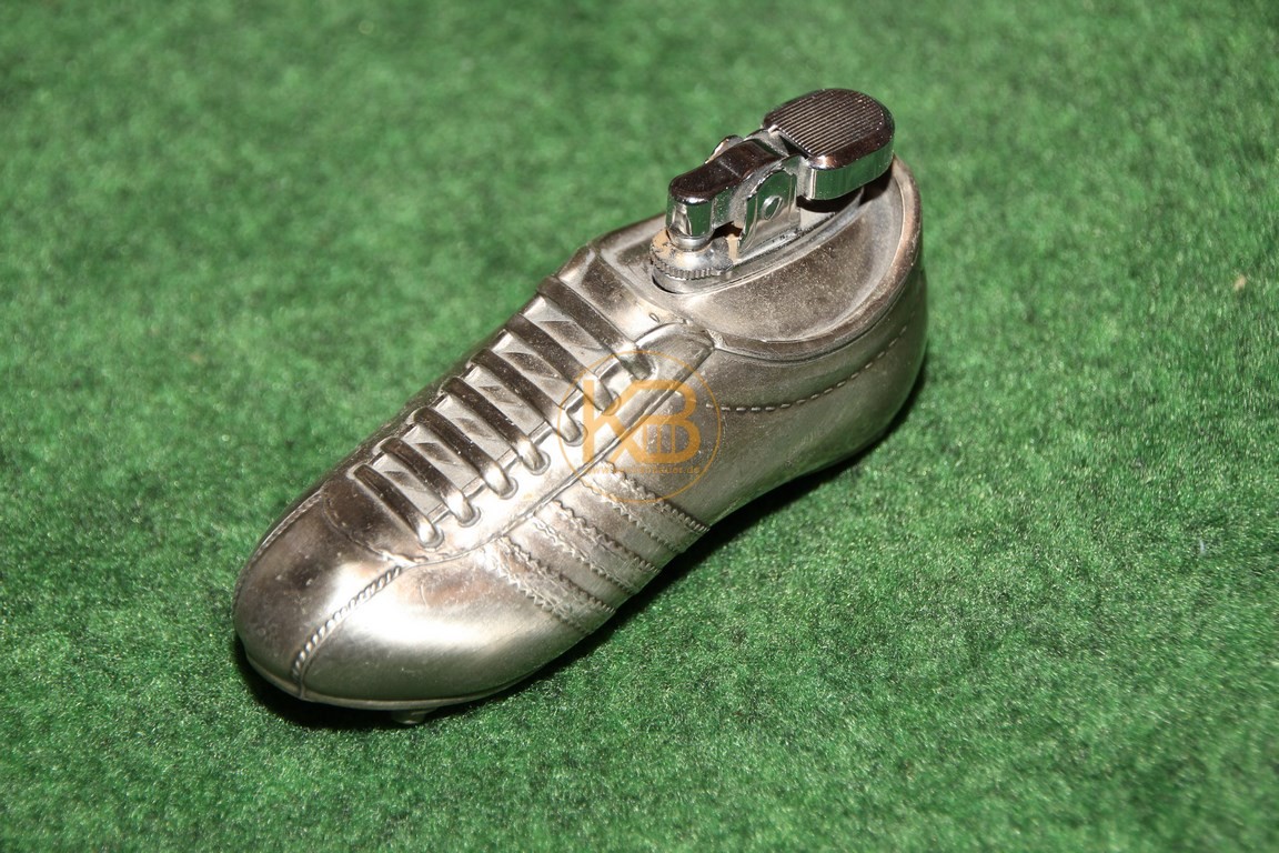 Feuerzeug in Form eines Adidas-Schuhs.