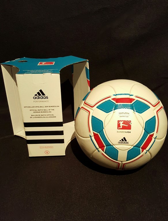 ADIDAS Torfabrik der offizielle Spielball der Fussball Bundesliga der Saison 2010/11 mit Originalverpackung.