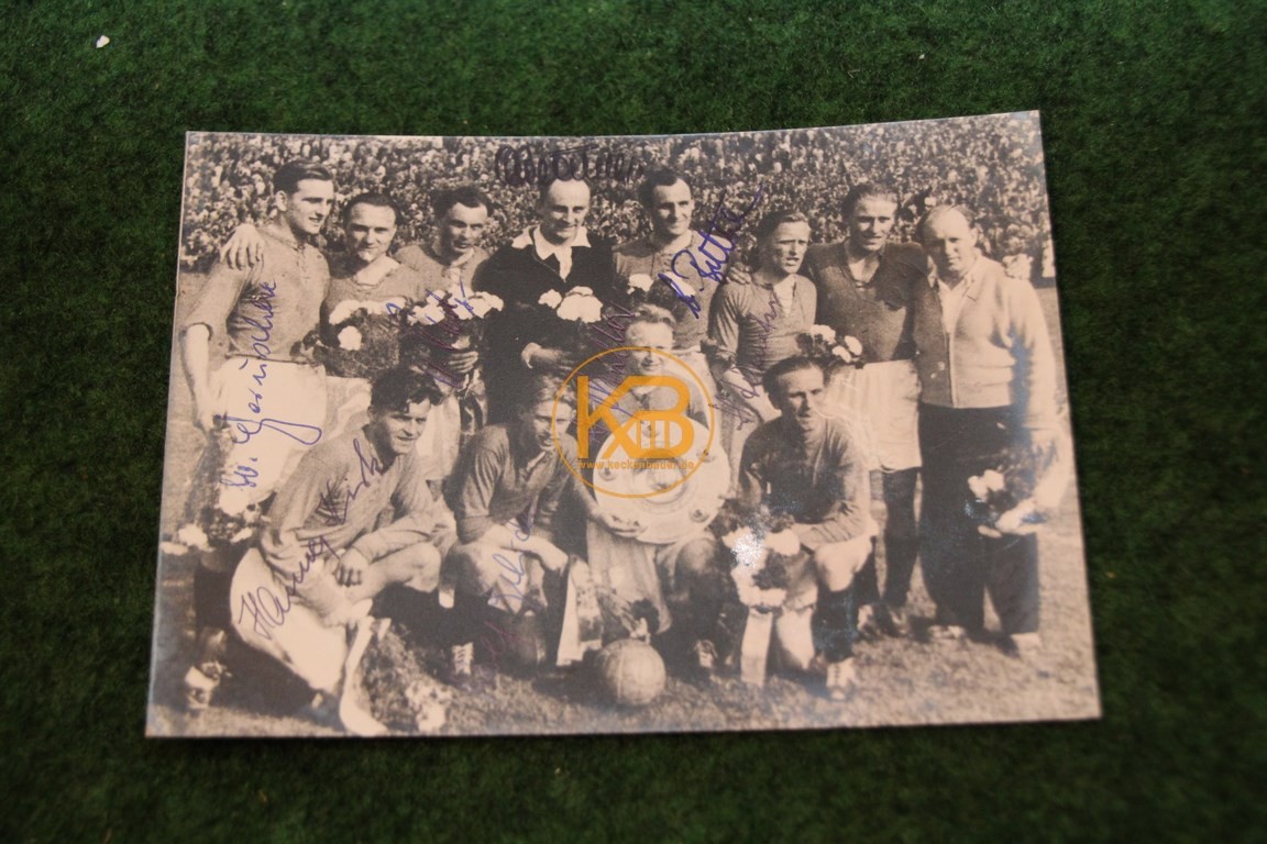 Foto vom Deutschen Meister 1954 Hannover 96 mit diversen original Autogrammen. 1/2