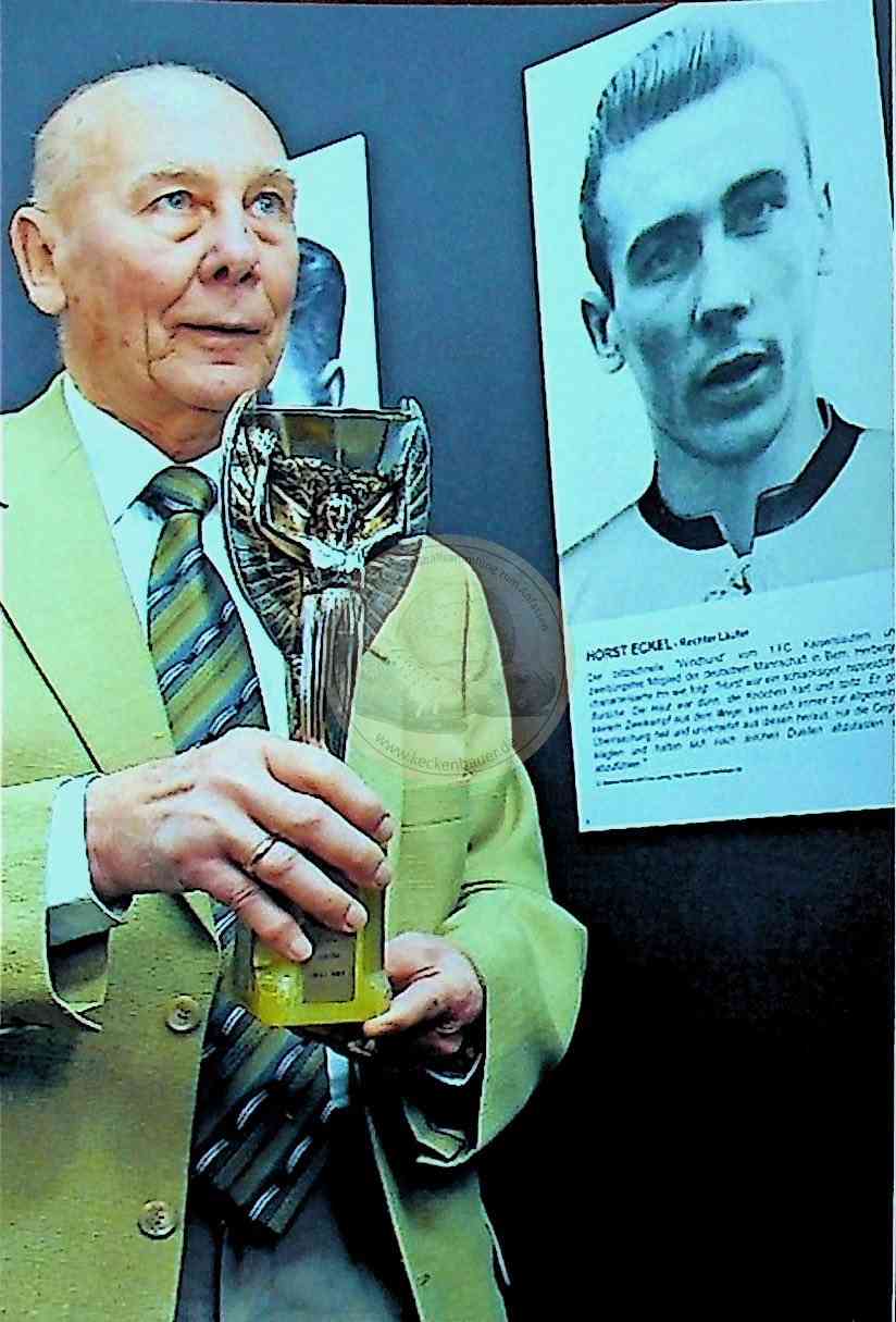 Foto Horst Eckel mit Cup Jules Rimet 