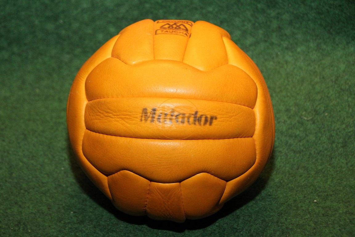 Alter handgenähter Matador Lederfußball vermutlich aus den 1970er Jahren.