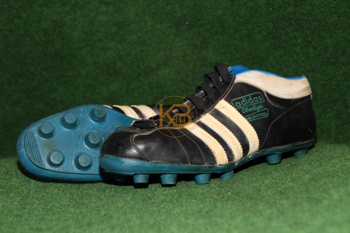 Adidas Oberliga mit der blauen Sohle und Gumminocken. Hergestellt ab dem Jahr 1956. Auffällig der weiße Schaft.