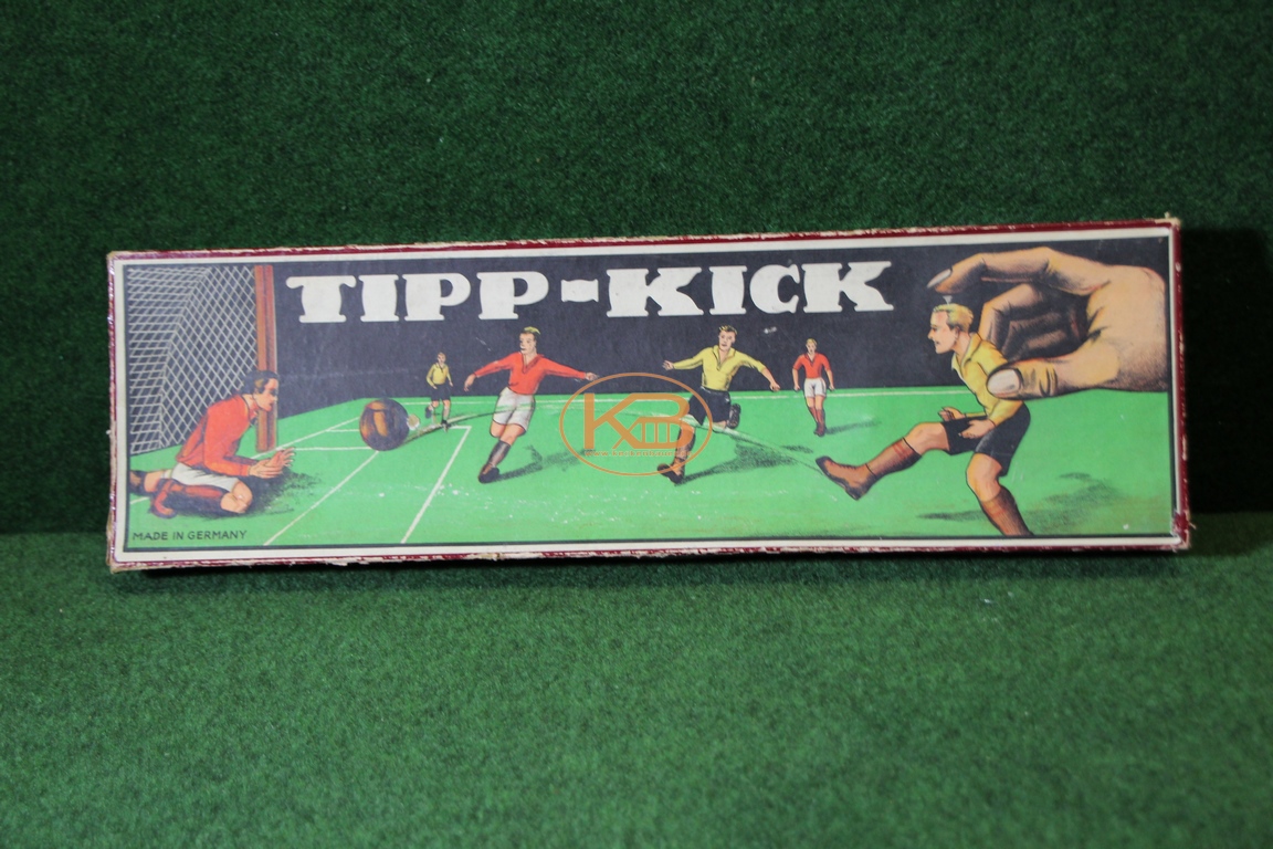 Altes Tipp Kick Spiel aus den 1930ern noch mit dem knienden Torwart