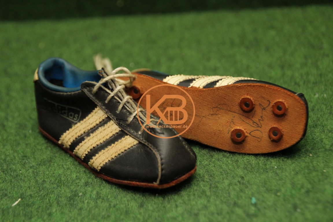 Alte Mini Adidas Fußballschuhe mit den Autogrammen der Weltmeister 1954. 1/2