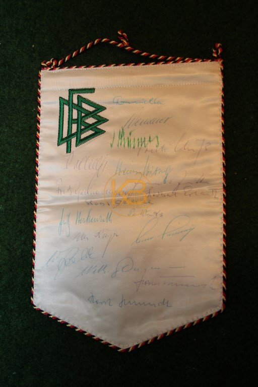 Seidenwimpel mit den Unterschriften von u.a. Seeler, Herkenrath, Tilkowski, Liebrich, Eckel und Erhardt.