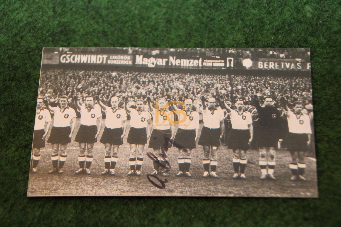 Bild der deutschen Nationalmannschaft vor dem Spiel am 03.05.1942 gegen Ungarn in Budapest mit original Autogramm von Sing.