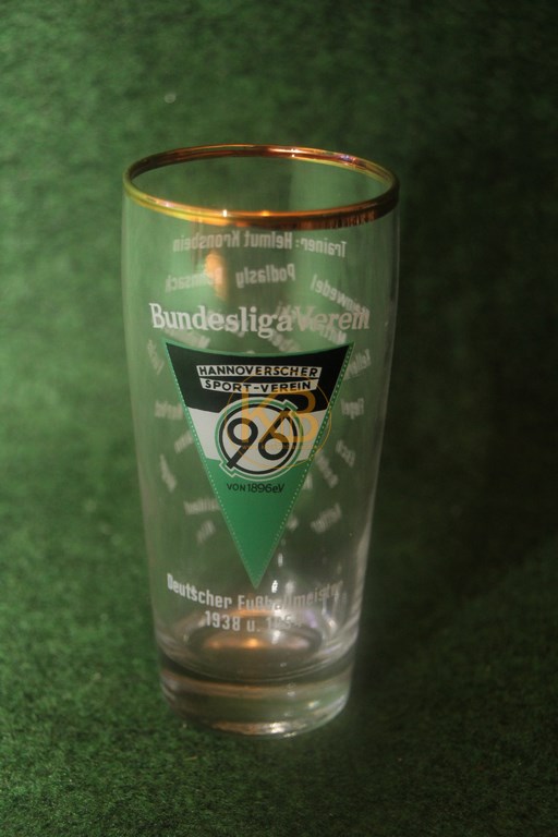 Altes Glas aus den 1960 ern mit den gedruckten Unterschriften des Kaders und dem Trainer Kronsbein 1/2