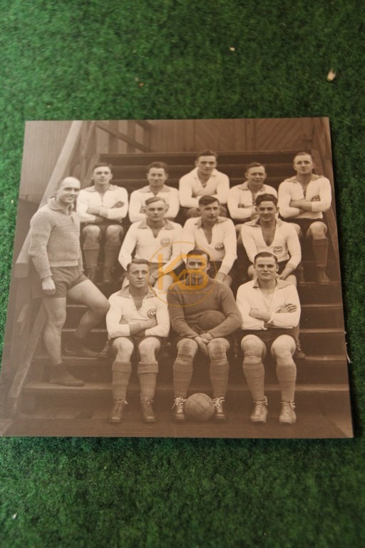 Foto einer unbekannten Fußballmannschaft vermutlich aus den Jahren 1915-1925. Kennt jemand das Logo?