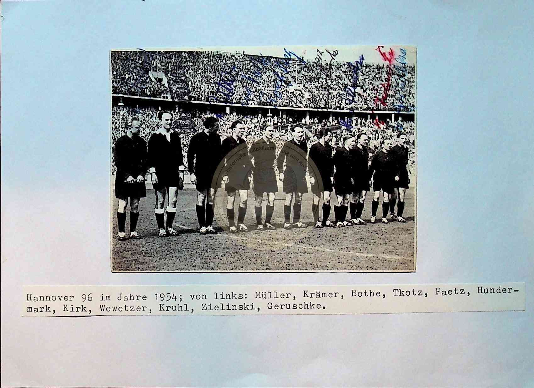 Foto von Hannover 96 aus dem Jahr 1954 mit diversen original Autogrammen