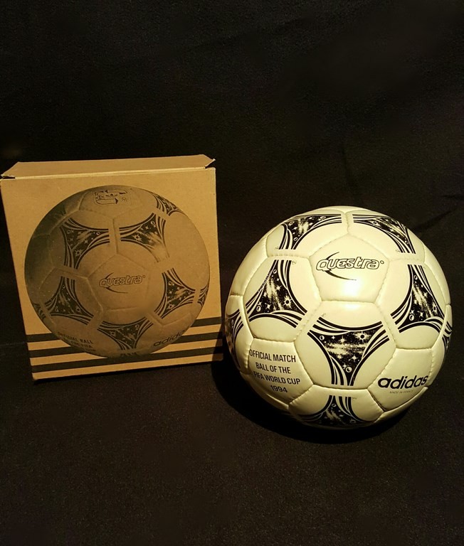 ADIDAS Questra der offizielle Spielball von der WM 1994 in den USA mit Originalverpackung.