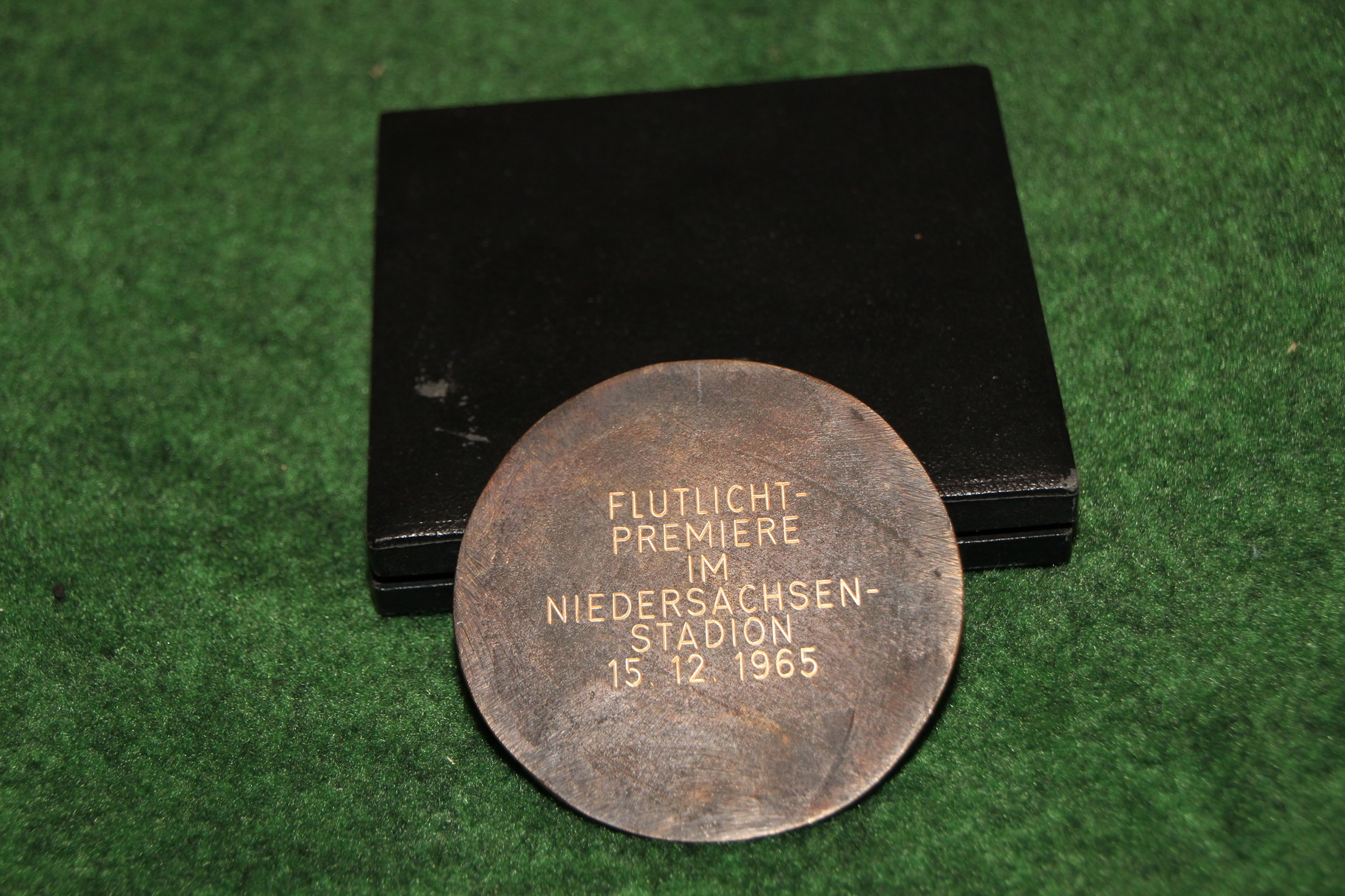 Gedenkmedailie an die Flutlicht Premiere des Niedersachsenstadionens vom 15.12.1965. 2/2
