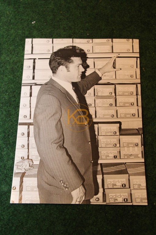 Original Foto von Pitter Danzberg bei der Auswahl neuer Adidas Schuhe.