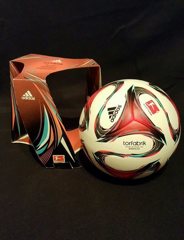 ADIDAS Torfabrik der offizielle Spielball der Fussball Bundesliga der Saison 2014/15 mit Originalverpackung.