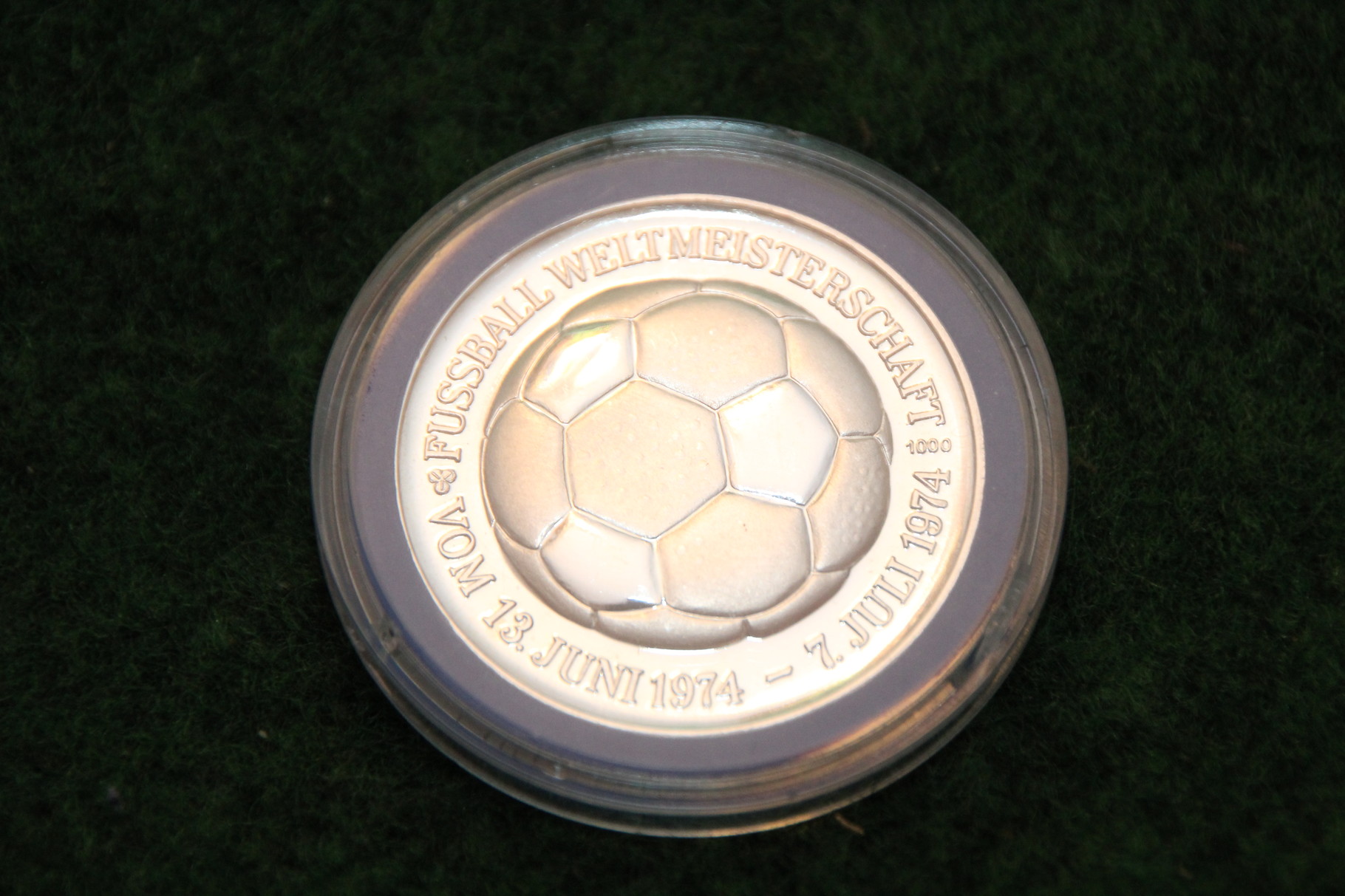 Medaille von der Fussball WM 1974 in Deutschland mit dem Niedersachsenstadion Hannover.1/2