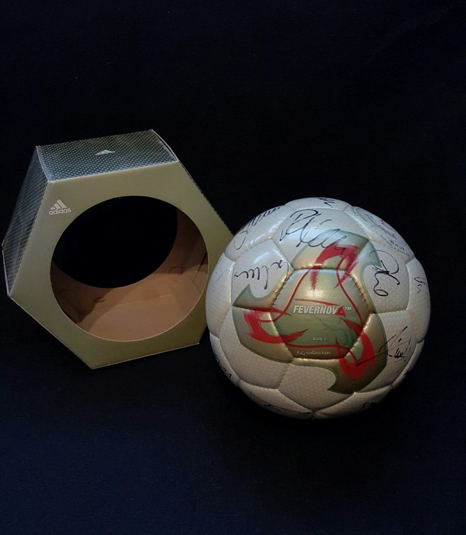 ADIDAS Fevernova der offizielle Spielball von der WM 2002 in Japan und Südkorea mit Originalverpackung und Unterschriften von der deutschen Nationalmannschaft aus dem Jahr 2002.