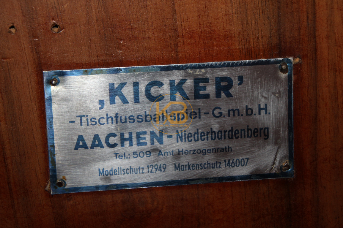 Alter Kneipen Kicker (Kröckel) Tisch aus dem Jahr 1953. Er stand von 1953 - 2014 im Großraum Bielefeld. Ich habe ihn selbst restauriert. Einzig die Spielfläche ist nicht original aber auch schon vom Vorbesitzer ca in den 60ern getauscht. 3/5