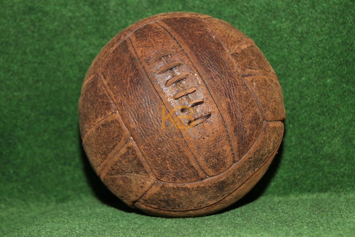 Mein "bestes Stück", ein alter Rindslederball professionell aufgearbeitet von einem Sattler. Bald 100 Jahre alt und schaut aus als ob er noch regelmäßig im Einsatz ist.