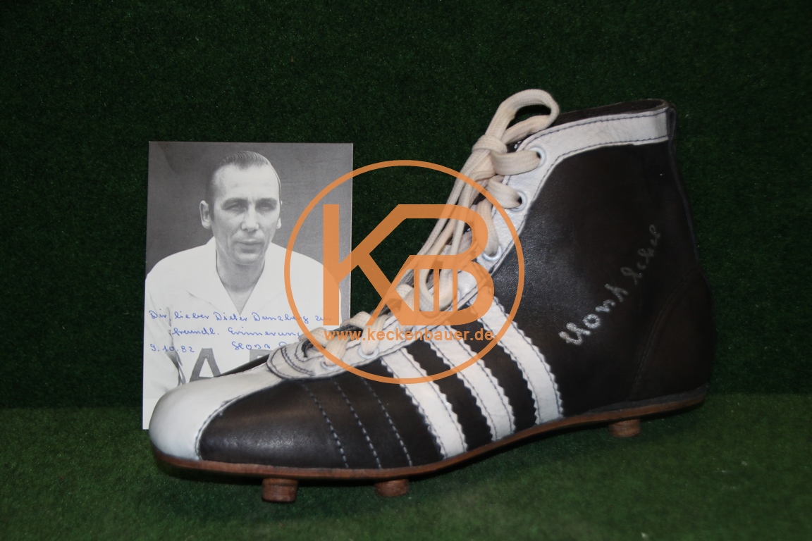 Adidas Replique Fußballschuhe mit dem original Autogramm von Horst Eckel. Dazu eine Autogramm-karte von Horst Eckel inkl Widmung für "Pitter" Danzberg 1/2