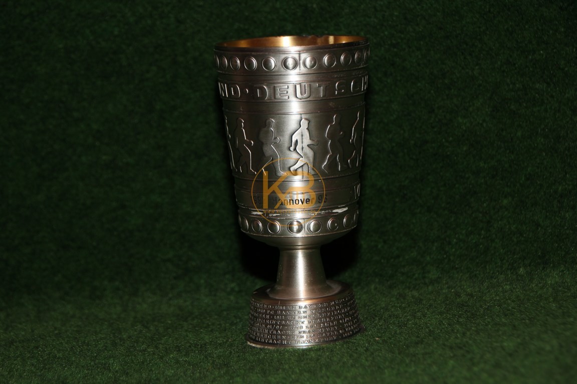 Original Miniaturnachbildung des DFB-Pokals des deutschen Pokalsiegers von Zinn Becker. In diesem Fall zum Anlass des Pokalsieges von Hannover 96.