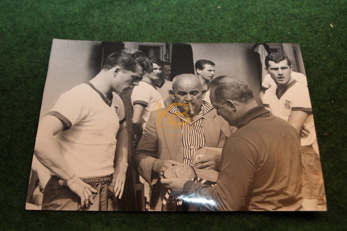 Original Foto von Pitter Danzberg und Franz Beckenbauer bei der Begutachtung neuer Adidas Schuhe.
