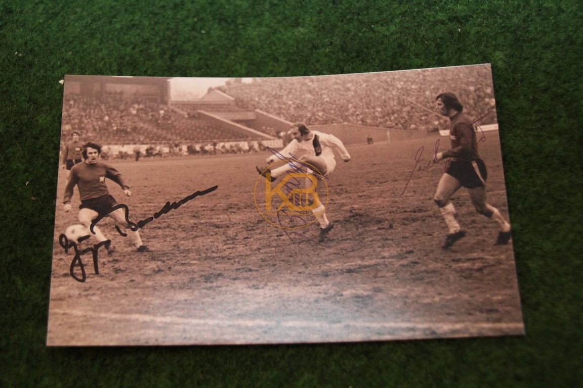 Foto aus dem Spiel gegen Gladbach 1973 mit original Autogrammen.