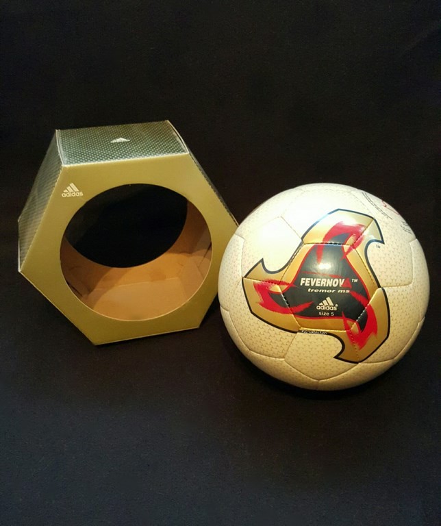 ADIDAS Fevernova der offizielle Spielball von der WM 2002 in Japan und Südkorea mit Originalverpackung.