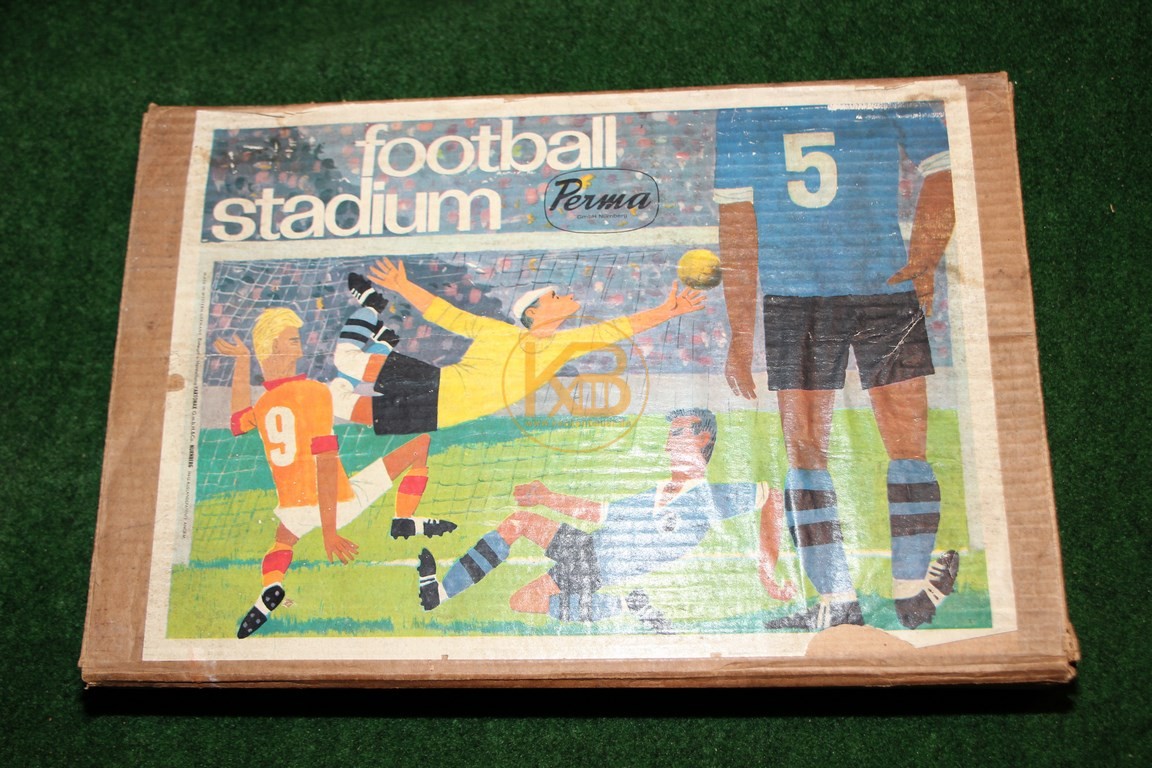 Altes Brettspiel "football stadium" von Perma ca. aus den 1950. Besonders markant ist der gewählte Verpackungskarton.