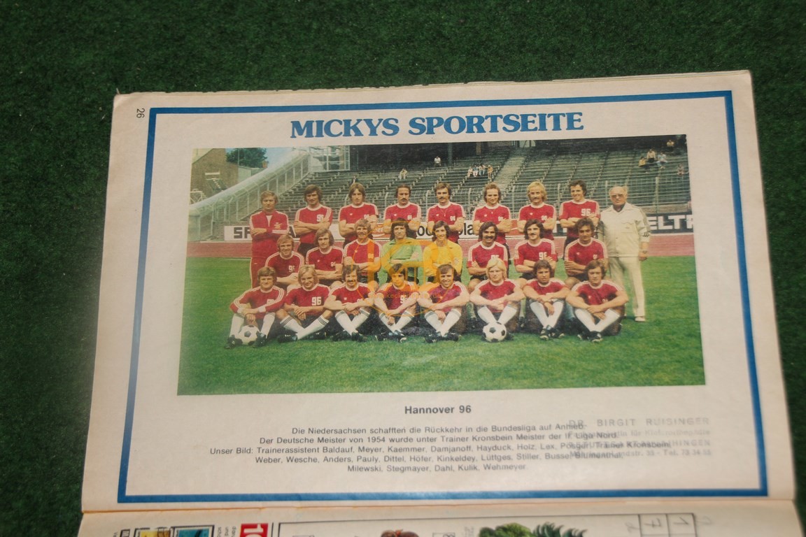 Altes Mickey Maus Heft mit dem Mannschaftsfoto von Hannover 96. 2/2