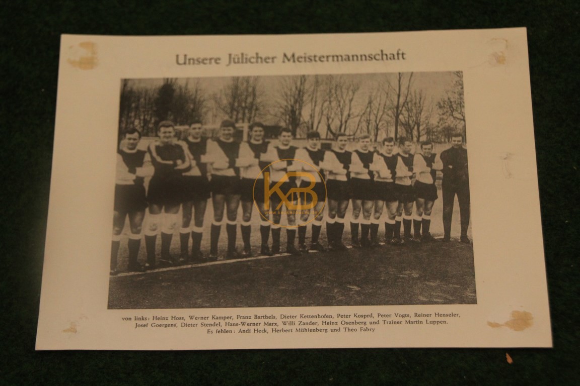 Manschaftsfoto des SC Jülich Deutscher Amateurmeister 1969 mit Autogrammen. 1/2