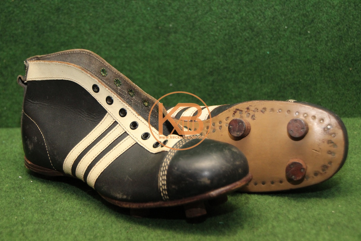 Alte Fußballschuhe aus den 1950ern, sehen nach Adidas aus muss ich aber noch klären.