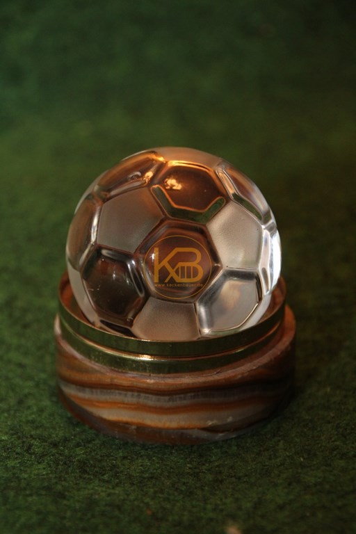 Kristall Fußball geschliffen 3D mit rundem, braunen Achataufsatz und Goldrand aus dem Nachlass von Hermann Neuberger.