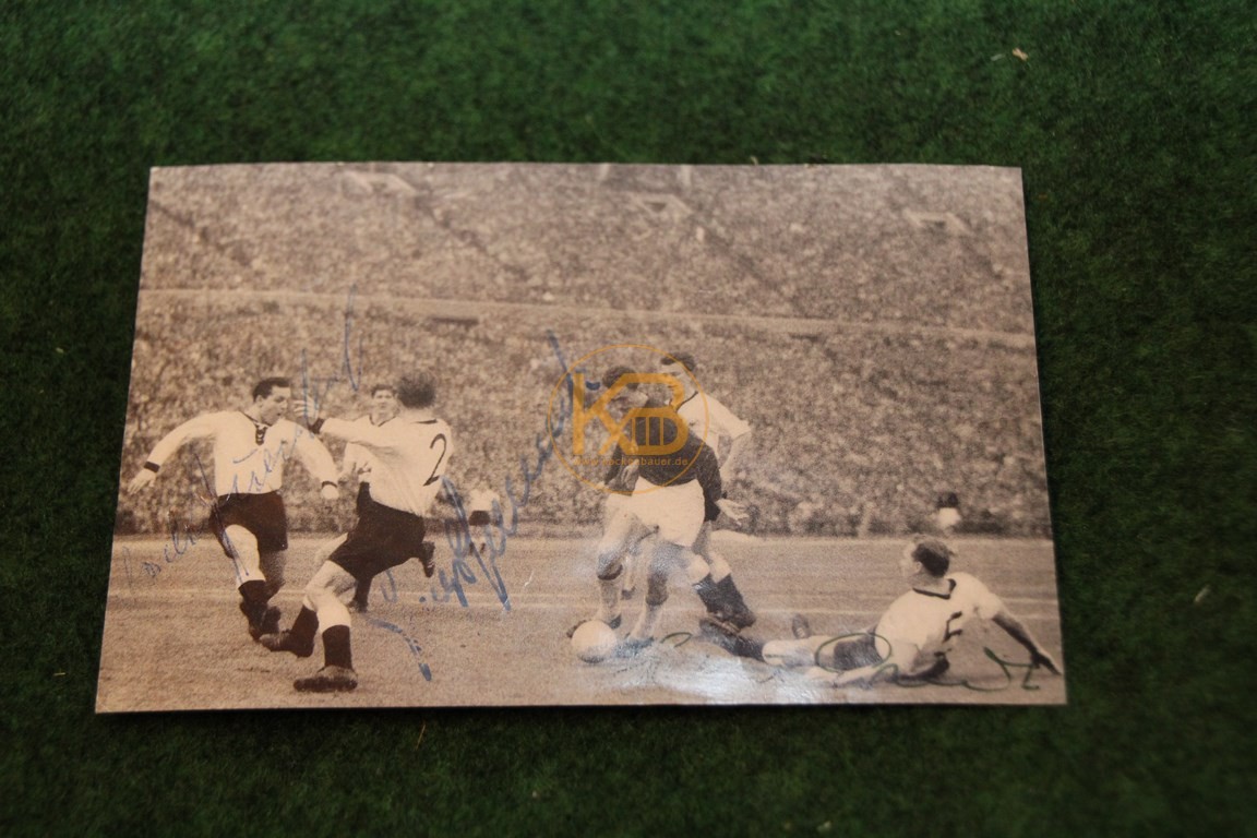 Bild aus dem Spiel Deutschland gegen Ungarn am 08.11.1959 in Budapest mit original Autogrammen.