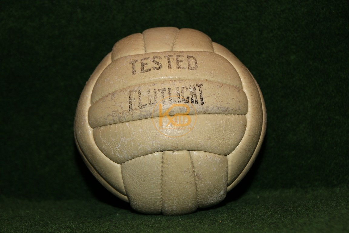 Alter Lederfußball der aus den bekannten Längsstreifen genäht ist. In diesem Fall "Flutlicht getested"