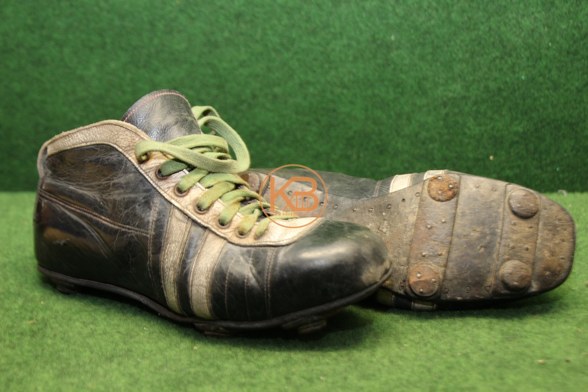 Alte Fußballschuhe mit Stahlkappen und genagelten Rundstollen aus den 1940ern