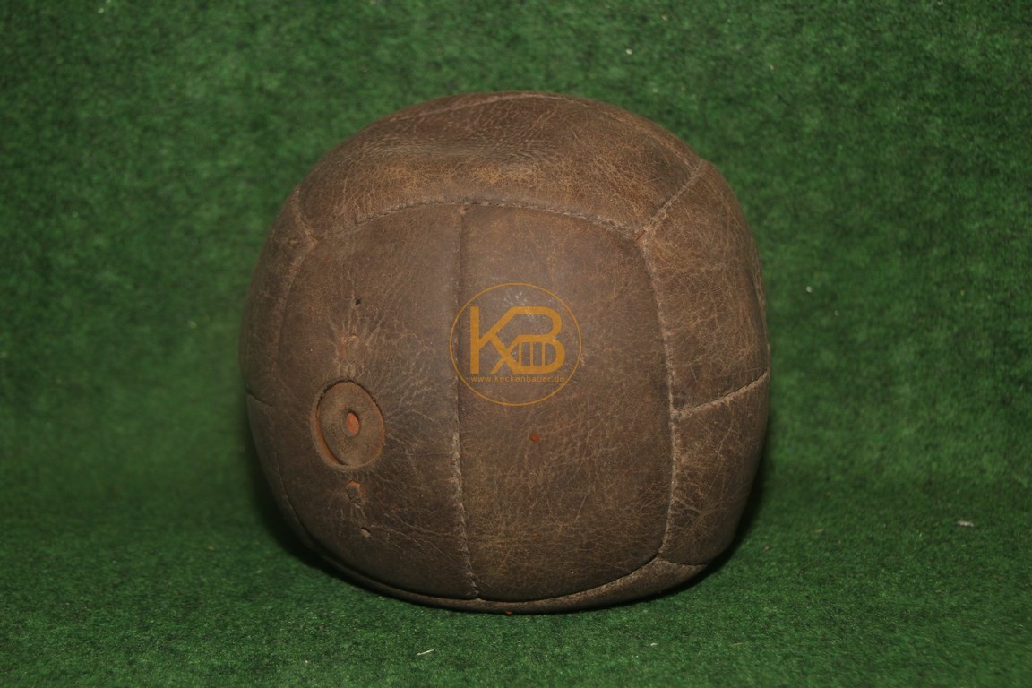 Alter Lederfußball der aus den bekannten Längsstreifen genäht ist und noch die ältere Form des Ventils hat.