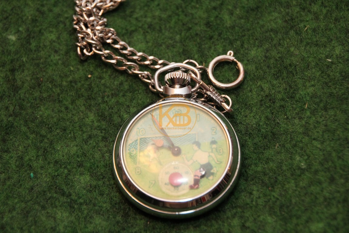 Alte taschenuhr aus den 50er Jahren mit Fussballmotiv im Ziffernblatt und einem Sekundenzeiger in Fußballschuhform.