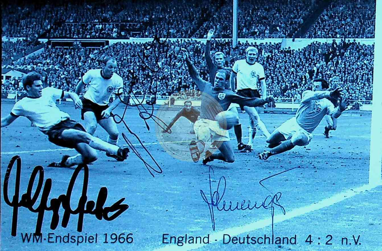 Bild aus dem Spiel Deutschland gegen England im WM-Endspiel in Wembley 1966 mit original Autogrammen.