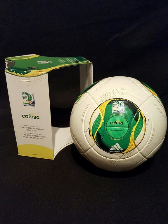ADIDAS Cafusa der offizielle Spielball vom Confed Cup mit Originalverpackung aus dem Jahr 2013 in Brasilien.