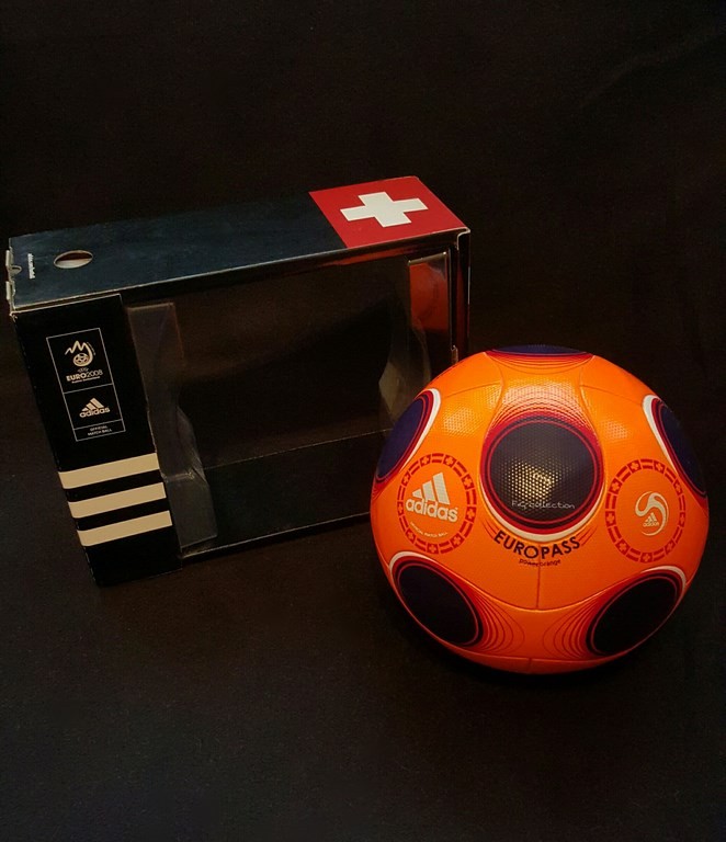 Oranger ADIDAS Europass der offizielle Spielball von der EM 2008 in Österreich und der Schweiz mit Originalverpackung.