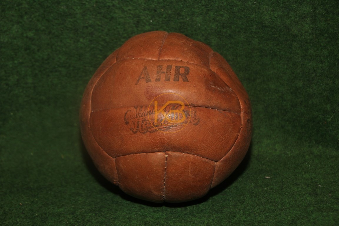 Alter AHR handgenähter Lederfussball aus den 1940er Jahren.   