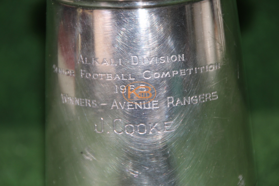 Erinnerungskrug aus Silber von Walker & Hall, Sheffield mit der Widmung:  "Alkali Division Junior Football Competition 1955 Winners - Avenue Rangers J.Cooke" 3/3