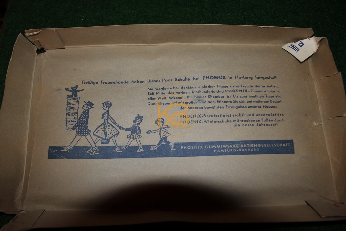Ein paar Pheonix Fussballschuhe inkl Originalverpackung abgegeben an die Phoenix Werke Harburg (zurück zum Ursprung). Man beachte den Text im Deckel und die Sohle! 3/3