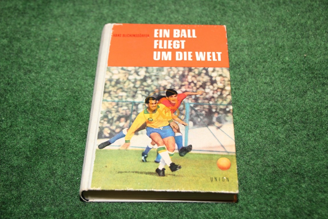 Ein Ball fliegt um die Welt vom Union Verlag