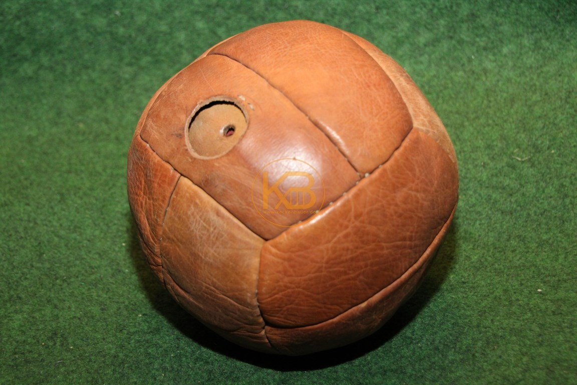 Alter handgenähter Lederfussball aus den 1940er Jahren.