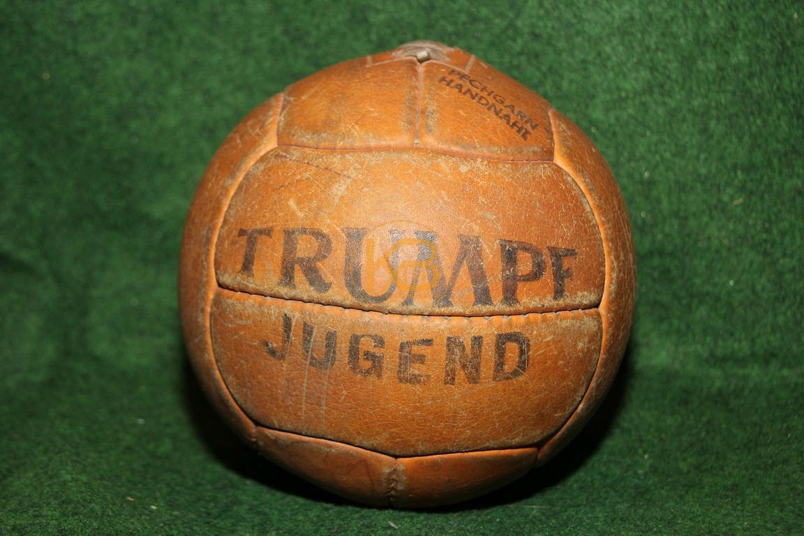 Alter Trumpf Jugendfussball im bespielten guten Zustand aus Österreich.